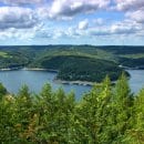 Im barrierefreien Naturerlebnisraum Wilder Kermeter befindet sich der Aussichtspunkt Hirschley
