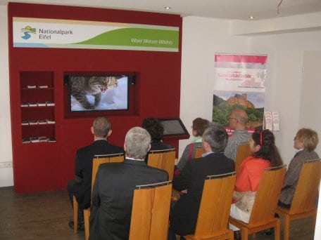Im neuen Feriendorf Eifeler Tor Resort gibt es für Nationalparkbesucher auch einen Infopunkt mit Nationalpark-Ausstellungsmodulen.