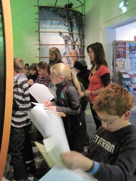 In der vergangenen Woche erprobten Drittklässler der Grundschule Höfen das Torjäger-Quiz, hier im Nationalpark-Tor in Monschau-Höfen.