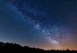 In het sterrenpark Nationaal Park Eifel zie je een bijzonder nachtlandschap.