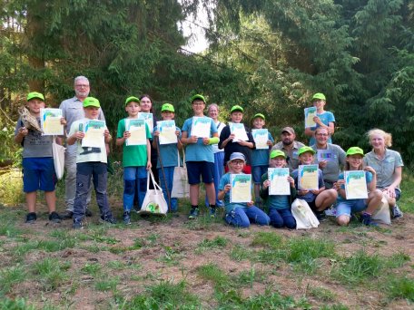 Insgesamt 13 Kinder haben die einjährige Junior Ranger-Ausbildung im Nationalpark Eifel erfolgreich abgeschlossen und ihre Urkunden erhalten. Sie dürfen nun selbst Junior Ranger-Touren leiten. 