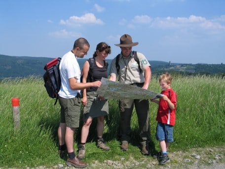 Jeden Sonntag im Juli und August bieten die Ranger und Waldführer des Nationalparks mehrsprachige Führungen an.