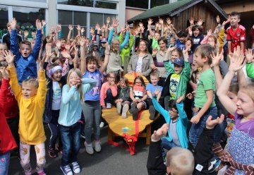 Katholische Grundschule Schleiden freut sich über Buchenblatt-Liege 