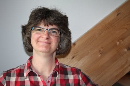 Kommuniziert mit Körpersprache: Nationalpark-Waldführerin Almuth Oppermann (Foto: Annette Simantke)