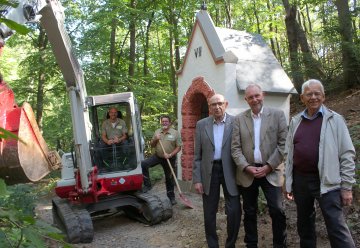 Kreuzwegstation an der Abtei Mariawald mit vereinten Kräften wiederaufgebaut
