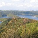 Künftig soll der Aussichtspunkt Hirschley oberhalb der Rursees barrierefrei erreichbar sein. Auch das erschließende Wegenetz wird ausgehend vom Parkplatz Kermeter barrierefrei gestaltet.