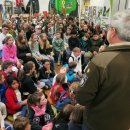 Michael Lammertz, kommissarischer Leiter der Nationalparkverwaltung Eifel, begrüßte die Kinder und Jugendlichen zum Glasarchentag im Nationalpark-Zentrum.