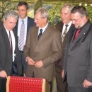 Minister Uhlenberg begutachtet Besonderheiten der Ausstellung im neuen Nationalparktor Schleiden-Gemünd