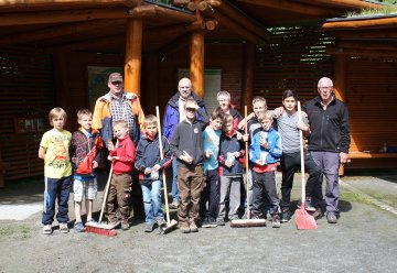 Mit Besen im Einsatz für barrierefreies Naturerleben