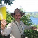 Mit "Gelben Karten" informieren Ranger Ralf Hilgers und seine Kollegen die Besucher des Nationalparks Eifel über die Schutzbestimmungen zum Erhalt der wertvollen Nationalpark-Lebensräume (Quelle: Nationalparkforstamt Eifel).