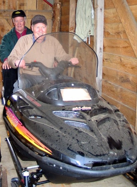 Mit einem Motorschlitten werden Otto Theißen (vorne) und Werner Heukemes vom TV Höfen bei ausreichender Schneelage die Langlauf-Loipen im Nationalpark Eifel spuren.