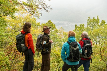 Mit einem Ranger die entstehende Wildnis im Nationalpark Eifel zu entdecken, ist ein besonderes Erlebnis. Aufgrund der Corona-Virus-Pandemie werden jedoch zunächst keine Rangertouren und sonstige Veranstaltungen mehr stattfinden.
