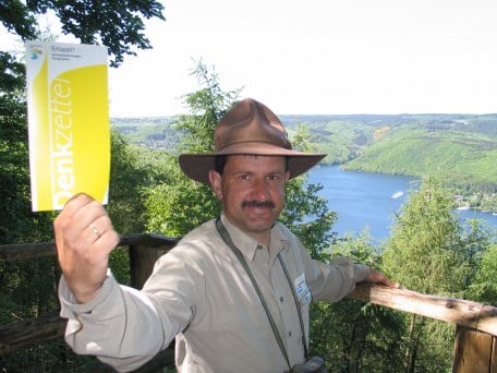 Mit &quot;Gelben Karten&quot; informieren Ranger Ralf Hilgers und seine Kollegen die Besucher des Nationalparks Eifel über die Schutzbestimmungen zum Erhalt der wertvollen Nationalpark-Lebensräume (Quelle: Nationalparkforstamt Eifel).