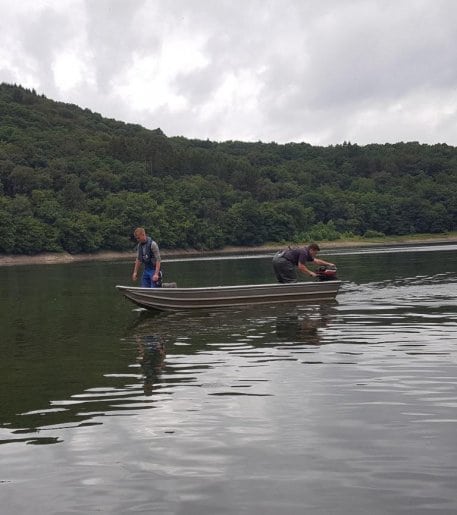 Mitarbeiter des LANUV haben in den vergangenen Tagen auf der Urfttalsperre mit verschiedenen Methoden Fische gezählt, Arten bestimmt und Mageninhalte untersucht. Foto: Ch. Reuter