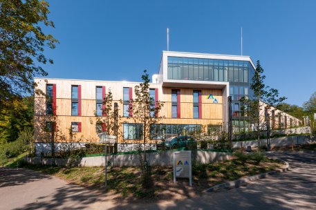 Modern, komfortabel, naturnah – die neue Jugendherberge Gemünd Vogelsang.