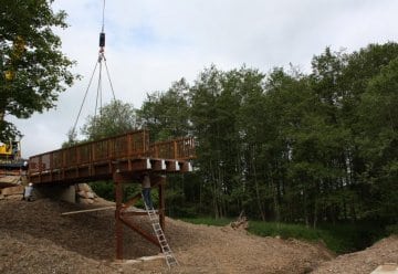 Neue Brücke über Helingsbach im Nationalpark Eifel