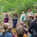Nicht nur für Kinder ist eine Führung durch ausgebildete Junior Ranger*innen ein besonderes Erlebnis! Spielerisch und auf Augenhöhe geht es bei Junior Ranger-Touren durch den Nationalpark Eifel. 