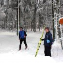 Peter Sories und Otto Theißen testen die hervorragenden Schneeverhältnisse im Nationalpark Eifel mit ihren Langlaufskiern.