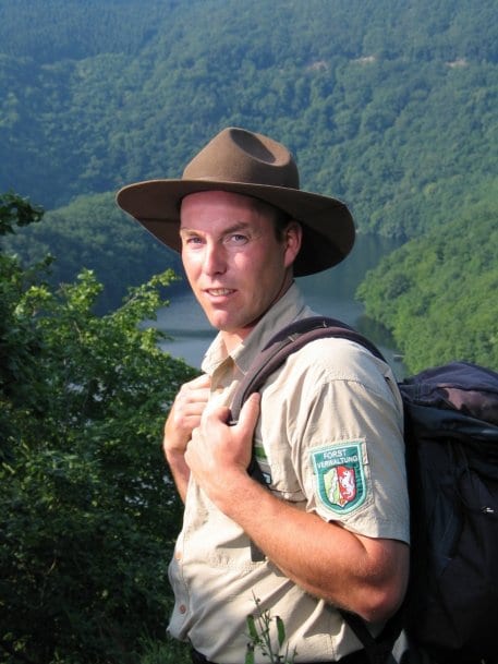 Ranger Bernd Wiesen führt am Samstag mit seinem Kollegen Roland Wollgarten über den Wildnis-Trail im Nationalpark Eifel.
