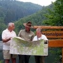 Ranger Bernd Wiesen informiert Besucher des Nationalparks.