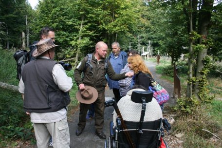 Ranger Sascha Wilden führte die begeisterte Gruppe exklusiv über den neuen barrierefreien Naturerlebnispfad Wilder Weg.