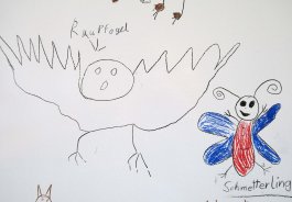 "Raupfogel" und Schmetterling fliegen friedlich nebeneinander her. Oder befindet sich der "Raupfogel" etwa im Sturzflug?