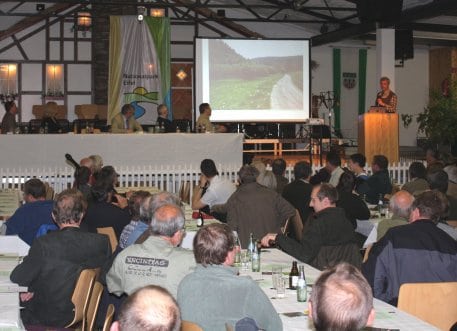Rund 130 Interessierte nahmen am Freitag an einer Infoveranstaltung zu den Themen „Rotwildforschung im Raum Monschau-Elsenborn und Wildbestandsregulierung im Nationalpark Eifel&quot; teil. Quelle: NLP Eifel