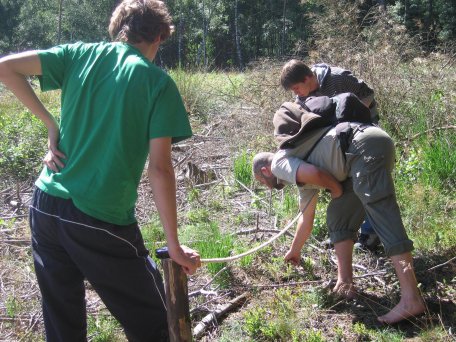 Schüler des ESRI-Sommercamps erfassen Pflanzenarten und Tierspuren und nehmen deren Positionen satellitengestützt auf (Quelle: Alexandra Geretzki, ESRI Geoinformatik GmbH)
