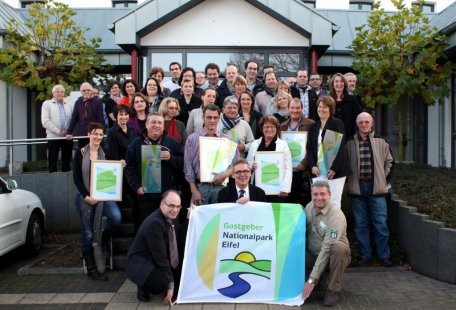 Sechs neue Nationalpark-Gastgeber erhielten am Mittwoch die begehrte Auszeichnung, zweite Reihe von links: Anke Ebinger (Forsthaus Kermeter und Ferienhaus Hellenthal), Manfred Möhrer (Ferienhaus Rursee), Wolfgang Meyer (Ferienwohnung Malsbenden), Margot R