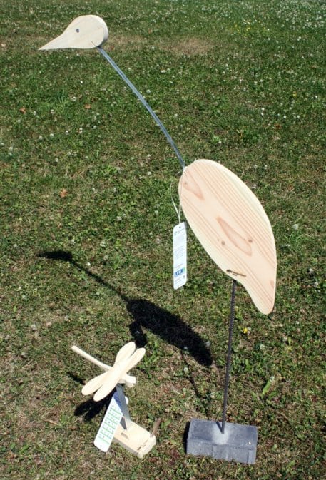 Seit heute stehen Graureiher mit wippendem Hals und im Wind schwingende Libellen, hergestellt von gehörlosen Menschen, in Nationalpark-Häusern zum Verkauf.