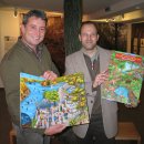 Stefan Lehrke (re.), Geschäftsführer des Fördervereins Nationalpark Eifel, und Michael Lammertz, Dezernent für Kommunikation und Naturerleben im Nationalparkforstamt Eifel, präsentieren das neue Wimmelbilderbuch zum Nationalpark Eifel.