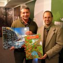 Stefan Lehrke (re.), Geschäftsführer des Fördervereins Nationalpark Eifel, und Michael Lammertz, Dezernent für Kommunikation und Naturerleben im Nationalparkforstamt Eifel, präsentieren das neue Wimmelbilderbuch zum Nationalpark Eifel.