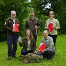 Stolz präsentiert die Nationalparkverwaltung den druckfrischen Jahresbericht 2023.