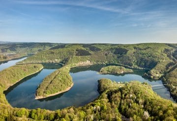 The larger streams generally have a meandering course and have thus created broad, U-shaped valleys.