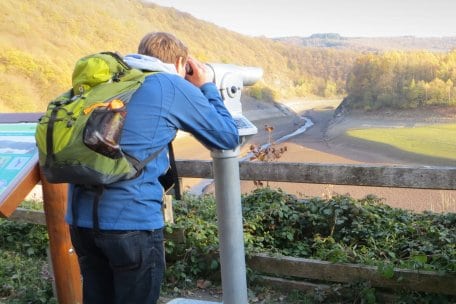 Tussen Gemünd-Malsbenden en de Urft-dam nodigt een observatiepost uit om via een telescoop het weidse uitzicht over de dam en zijn vogelleven te verkennen.