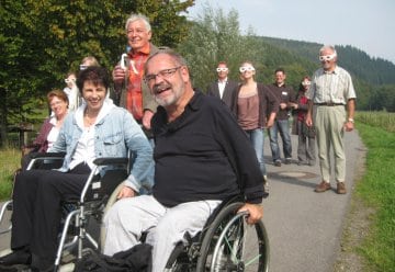 Übungen im Rollstuhl und mit Simulationsbrille (PM vom 28. September 2009)