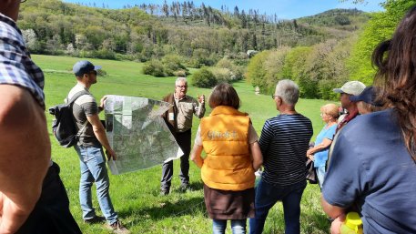 Um ihr Wissen über den Nationalpark Eifel aktuell zu halten, begeben sich die Nationalpark-Gastgeber zweimal jährlich auf Exkursionen durch das besondere Schutzgebiet: Vor wenigen Tagen führte Nationalparkleiter Michael Lammertz die Gruppe durchs Kalltal 