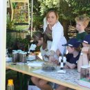 Umweltpraktikantin Veronica Zilz betreut junge Naturkundler am Forscherstand beim bundesweiten Junior-Ranger-Treffen in der Wildniswerkstatt Düttling.