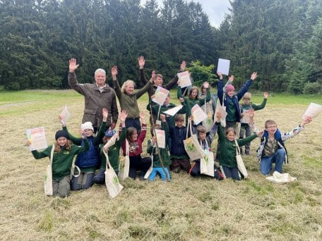 Voller Stolz: 13 Kinder haben die einjährige Junior Ranger-Ausbildung im Nationalpark Eifel erfolgreich abgeschlossen und nun ihre Urkunden erhalten. 