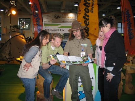 Vom 5. bis zum 9. März wirbt Ranger Thomas Kroll mit seinen Kollegen vom Nationalparkforstamt Eifel im Landesbetrieb Wald und Holz NRW auf der ITB für einen Ausflug in die Eifel. Quelle: Nationalparkforstamt Eifel.