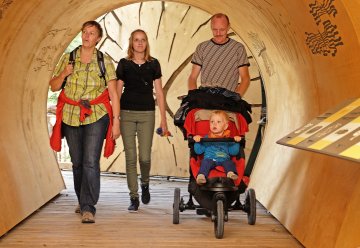 Von ebenen Wegen profitieren nicht nur Rollstuhl fahrende Besucher, sondern auch Familien mit Kinderwagen.