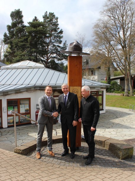 Vor dem Nationalpark-Tor Gemünd übergibt Marco Schmunkamp das Zepter an Udo Meister. Foto: Nationalparkverwaltung Eifel/D.Möller