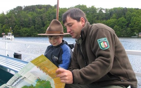 Wald, Wasser, Wildnis: Die Nationalpark-Ranger stehen während der Fahrt Rede und Antwort. Foto: Malte Wetzel