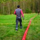 Weil die ausgewählten Bereiche strengem Naturschutz unterliegen, ist eine Methode gefragt, den Kies so schonend wie möglich in den Bach zu transportieren. Das gelingt mit Hilfe eines Saugbaggers, der das Substrat von Wanderwegen aus über Schläuche und Roh