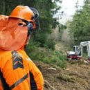 Weil durch Arbeiten im steilen Gelände die Gefahr von Steinschlag besteht, muss der darunterliegende Oberseerandweg zeitweise gesperrt werden. 