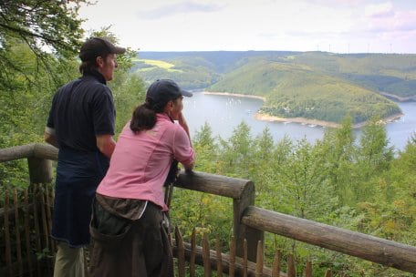 Wer durch den Kermeter wandert, wird unter anderem mit der besonderen Aussicht von der Hirschley belohnt.