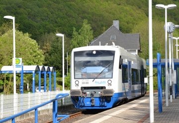 Züge bringen Gäste zu den Bahnhöfen Kall und Heimbach. Von dort fahren Busse in den Nationalpark.