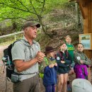 Zum bunten Rahmenprogramm im Umfeld des Meilers gehören unter anderem Junior Ranger-Touren, die sich besonders an Kinder und Jugendliche richten. Auf einem „Parcours der besonderen Art“ erleben Gäste die vielseitige Arbeit der Nationalpark-Ranger.