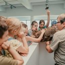Zusammen mit Ranger Klaus wird im Nationalpark-Zentrum gerätselt, gespielt und gebastelt.