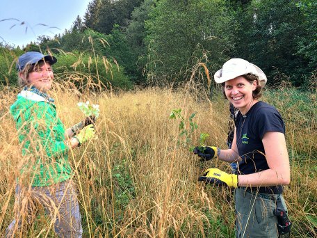 Zwei Helferinnen Sonja Bonner und Simone Braun aus Oberbayern mit Freude beim Einsatz. Sie sind nicht zum ersten Mal beim Bergwaldprojekt, aber erstmals unterstützen sie den Nationalpark Eifel.
